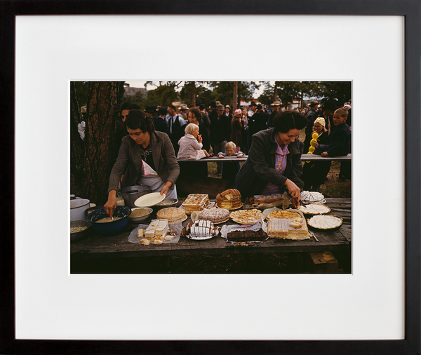 Cutting the pies and cakes