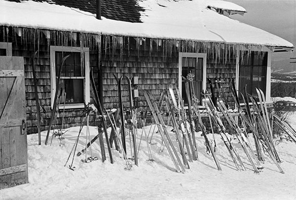 A vintage ski scene you can après-ciate