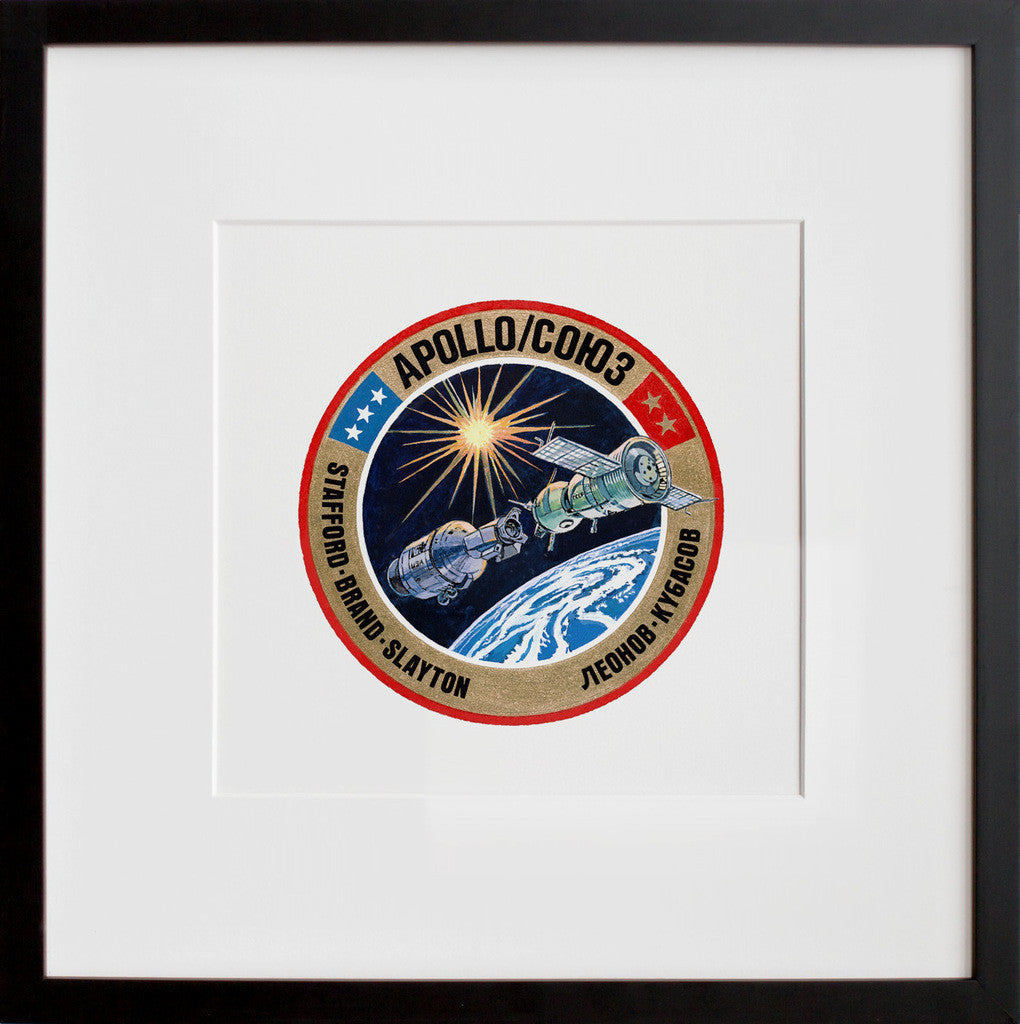 S75-20361: the Apollo-Soyuz crew insignia, in a black frame